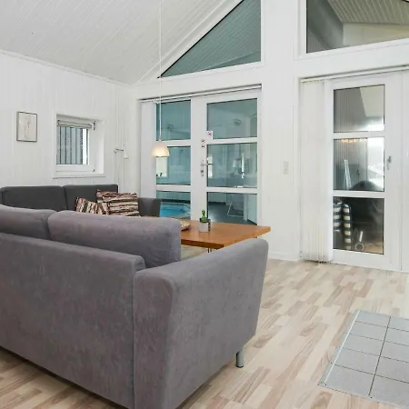 Three-bedroom Holiday In 25