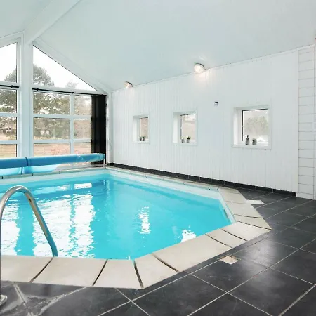 Three-bedroom Holiday In 25 *